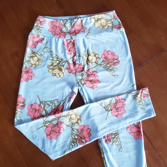 LuLaRoe Pants - LuLaRoe OS NWOT leggings blue floral